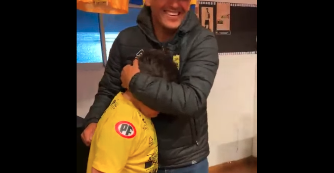 Pequeño hincha de San Luis se emocionó hasta las lágrimas al fotografiarse con “Chupete” Suazo en la Expo Quillota
