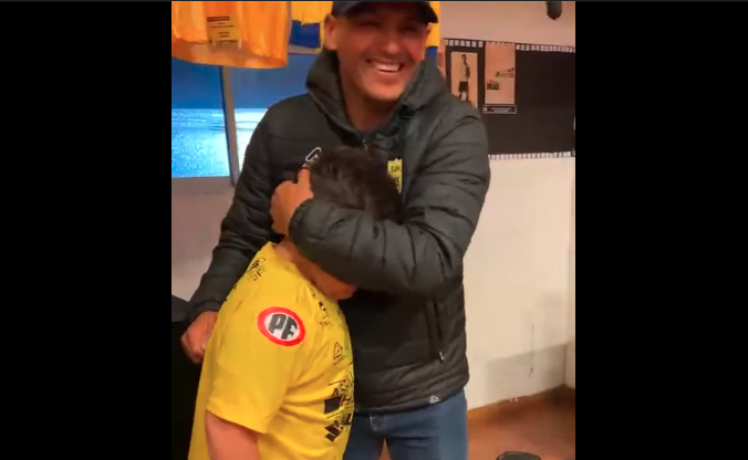 Pequeño hincha de San Luis se emocionó hasta las lágrimas al fotografiarse con “Chupete” Suazo en la Expo Quillota