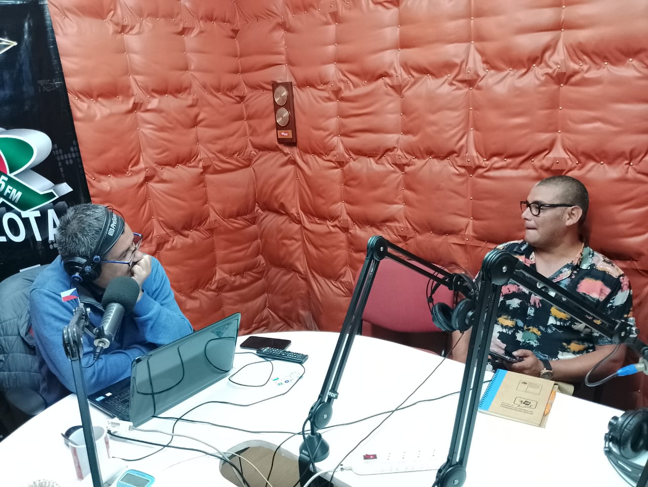 Juan Carlos Reyes y Víctor DElgado en los estudios de "Radio Quillota".