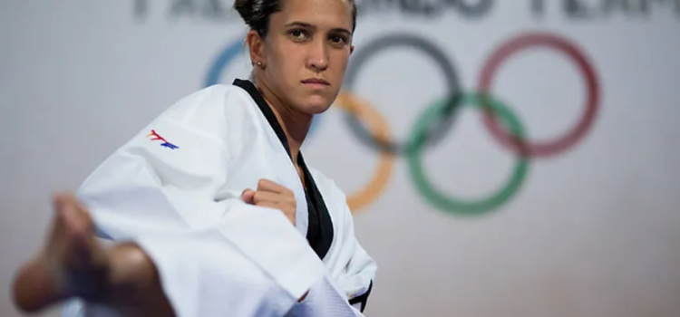 Profesor de taekwondo explica cómo beneficia este deporte a las mujeres