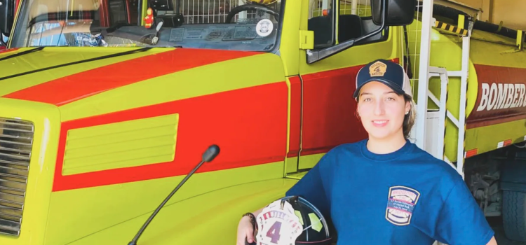 Fiorella Ajraz Bravo es maquinista de Bomberos de Quillota