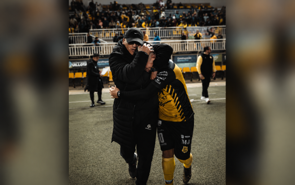 humberto suazo felicitando a un jugador al salir de la cancha