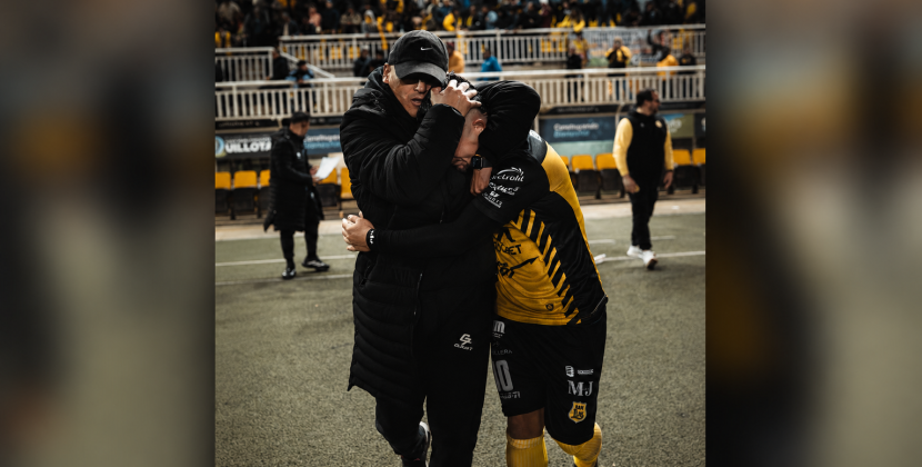 humberto suazo felicitando a un jugador al salir de la cancha