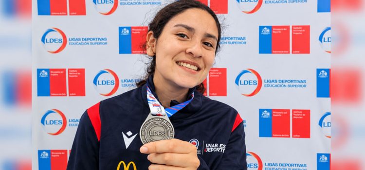 Quillotana Isidora Gil logra tres podios en el tenis de mesa universitario