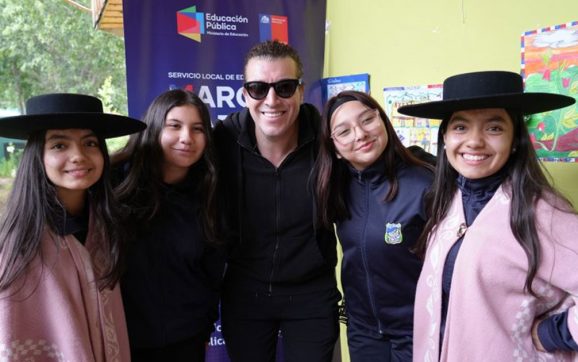Leo Rey cumplió su promesa y donó un piano a escuela rural de Colliguay