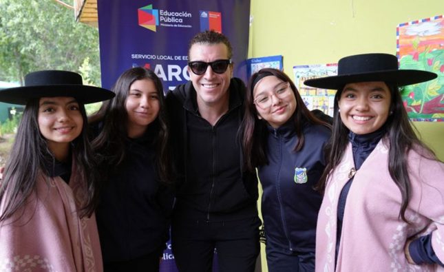 Leo Rey cumplió su promesa y donó un piano a escuela rural de Colliguay