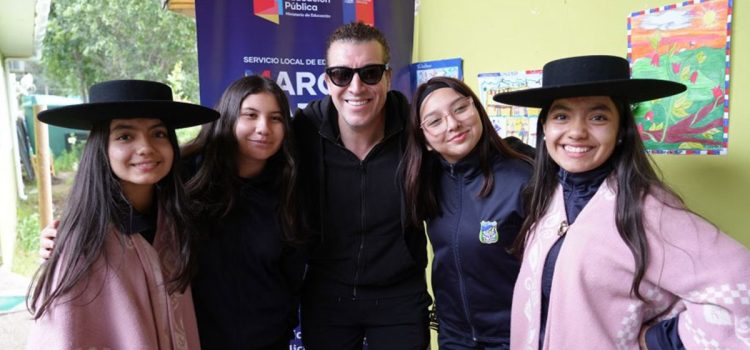 Leo Rey cumplió su promesa y donó un piano a escuela rural de Colliguay